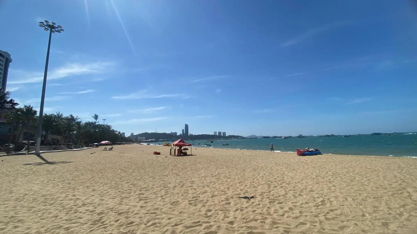 a sandy beach with the ocean in the background at Downtown Oasis 芭提雅市中心独栋泳池别墅 A 5卧6卫 KTV BBQ 芭提雅海滩步行街500m in Pattaya South