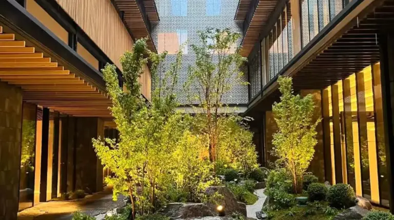 ein Innenhof mit Steinen und Bäumen in einem Gebäude im Dusit Thani Kyoto in Kyoto
