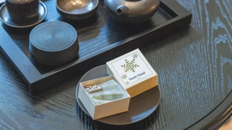 ein Tisch mit Tablett, Tellern und einer Schachtel im Dusit Thani Kyoto in Kyoto