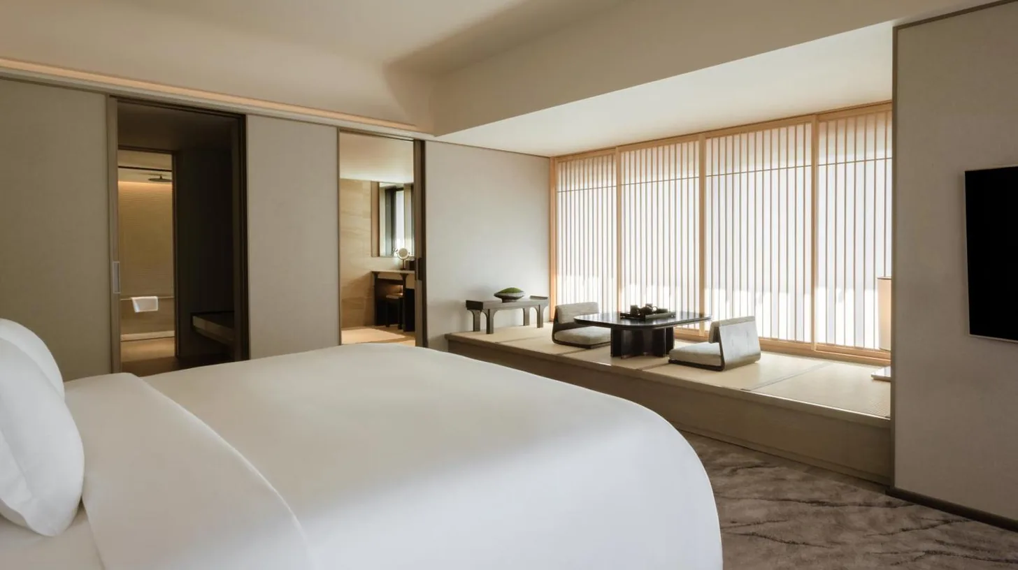 ein Schlafzimmer mit großem weißem Bett und großem Fenster im Dusit Thani Kyoto in Kyoto