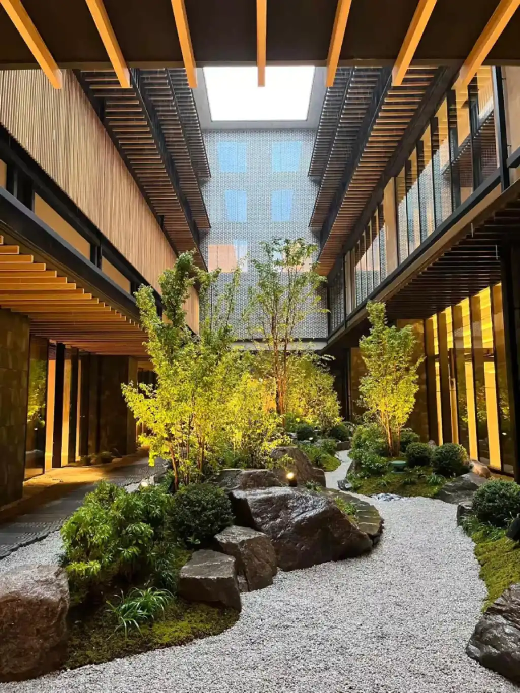 Dusit Thani Kyoto Gartenhof mit üppigem Grün