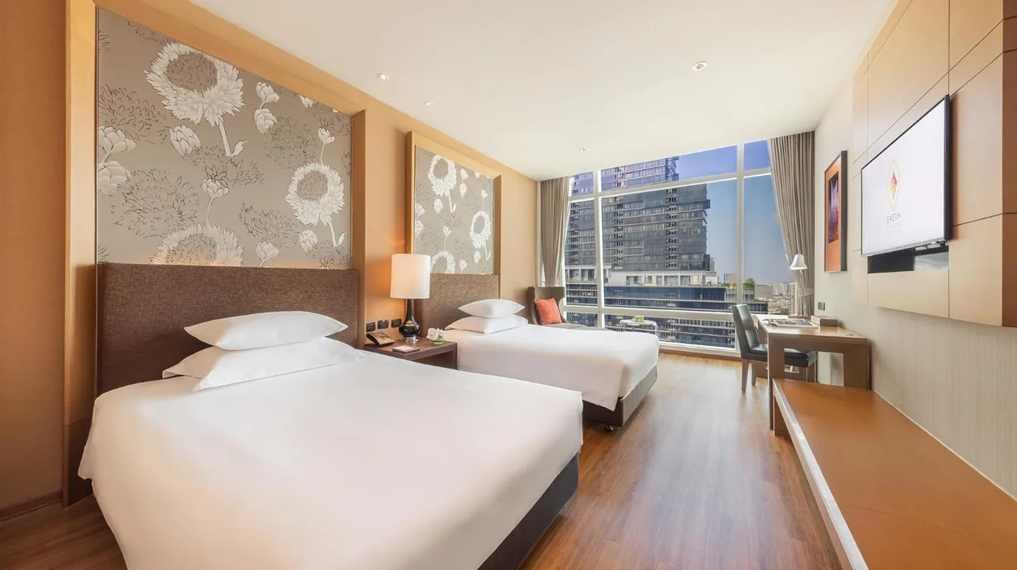 une salle de bain blanche avec toilettes et douche à l'Eastin Grand Hotel Sathorn à Bangkok