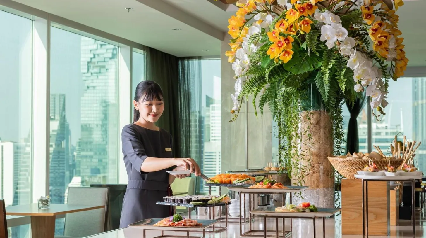 une salle de bain avec douche, toilettes et lavabo à l'Eastin Grand Hotel Sathorn à Bangkok