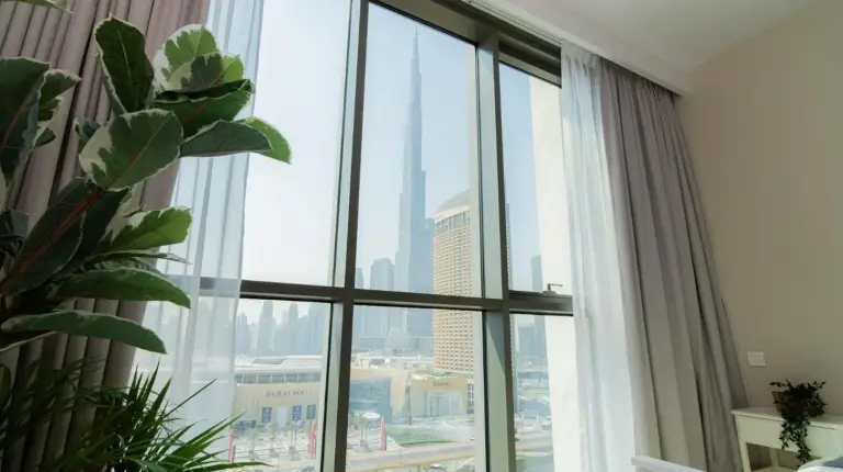 una habitación con una gran ventana y vista a la ciudad en Elite Escape Holiday Home - 2 BHK Getaway with Burj Khalifa View and Dubai Mall Access - 1504 en Dubái
