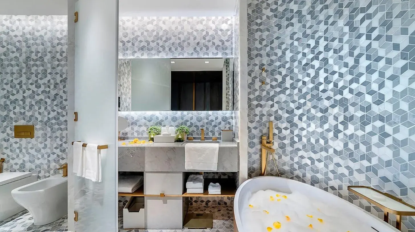 salón con dos camas y una mesa en FIVE Palm Jumeirah Dubai en Dubái