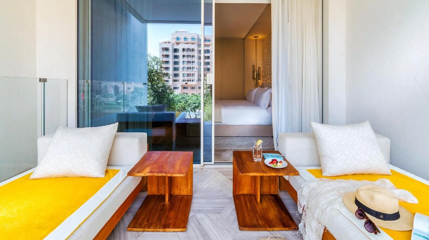 balcón con vista al océano y edificios en FIVE Palm Jumeirah Dubai en Dubái