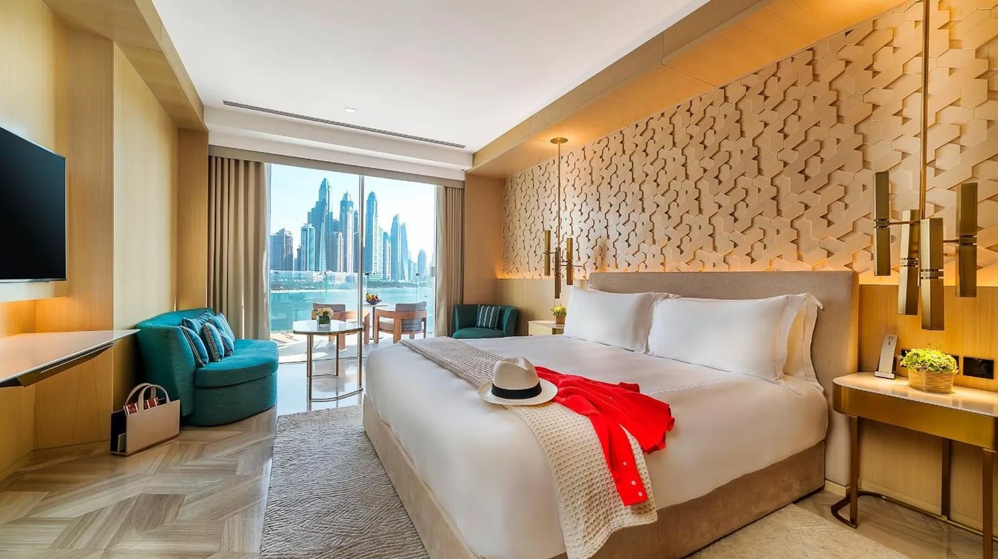 habitación de hotel con vista a la ciudad en FIVE Palm Jumeirah Dubai en Dubái