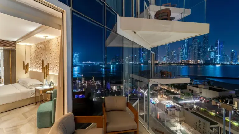 habitación de hotel con una cama y vista a la ciudad en FIVE Palm Jumeirah Dubai en Dubái