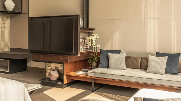 una sala de estar con un sofá y una televisión en Four Seasons Hotel Bangkok at Chao Phraya River en Bangkok