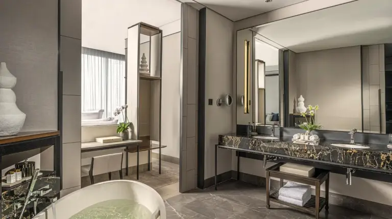 un baño con dos lavabos y un espejo en Four Seasons Hotel Bangkok at Chao Phraya River en Bangkok