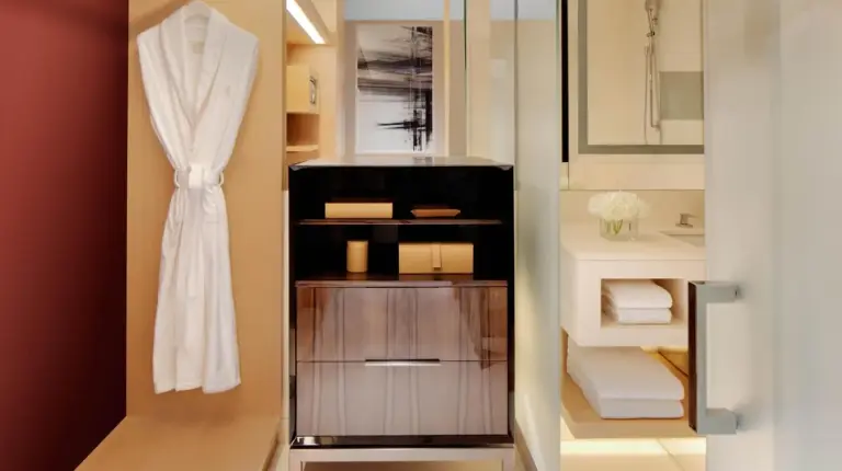 un vestidor con una bata y toallas en Four Seasons Hotel Dubai International Financial Centre en Dubái