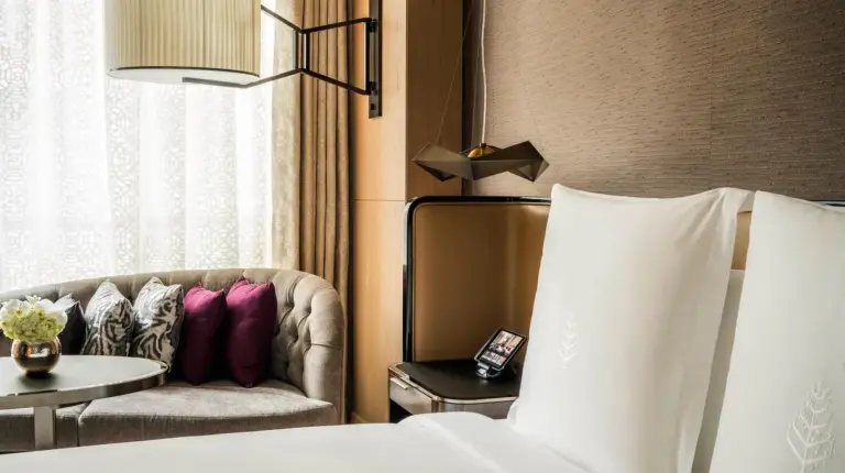 una habitación de hotel con una cama, un sofá y una silla en Four Seasons Hotel Dubai International Financial Centre en Dubái