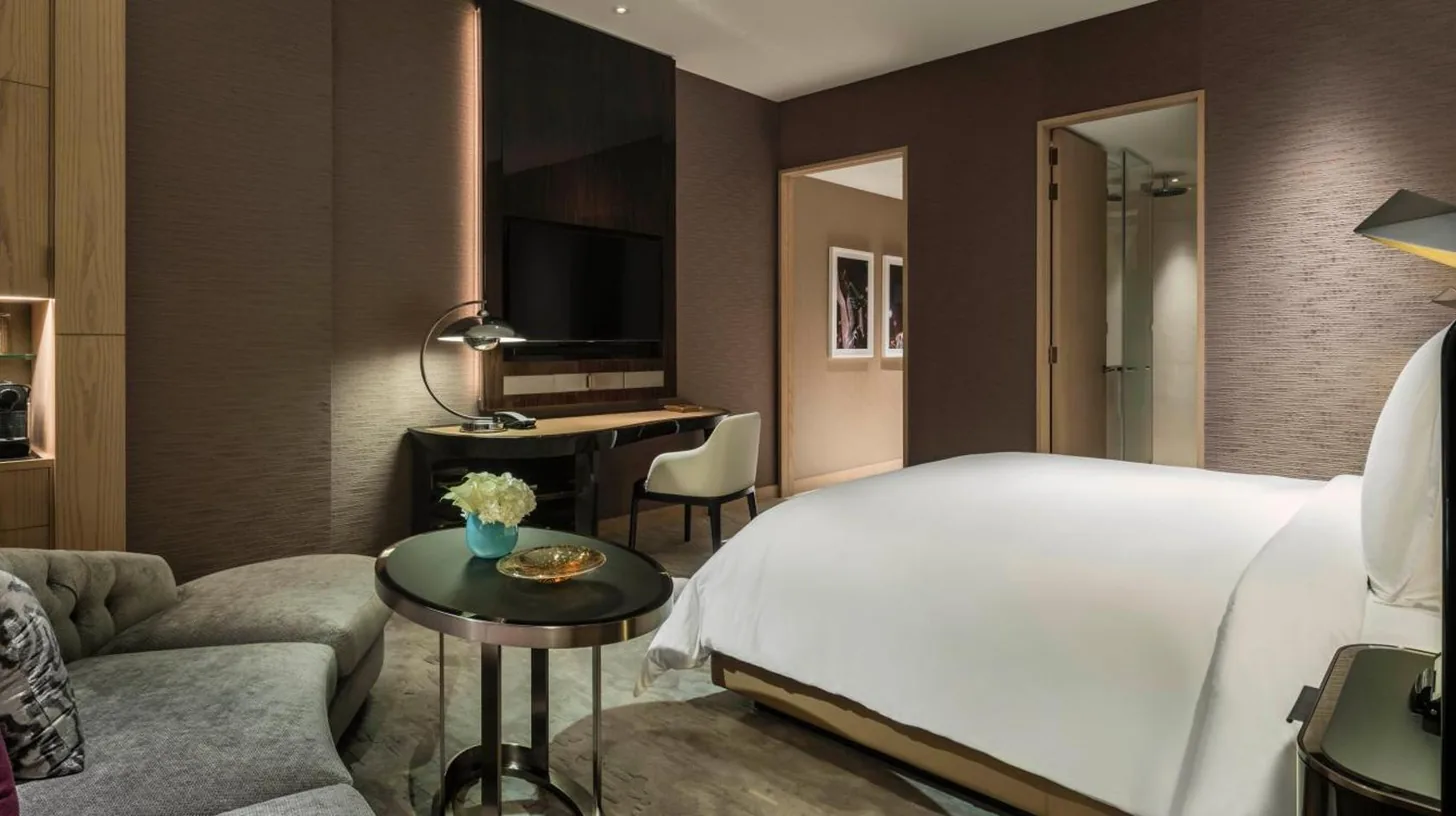 una habitación de hotel con una cama y un escritorio en Four Seasons Hotel Dubai International Financial Centre en Dubái