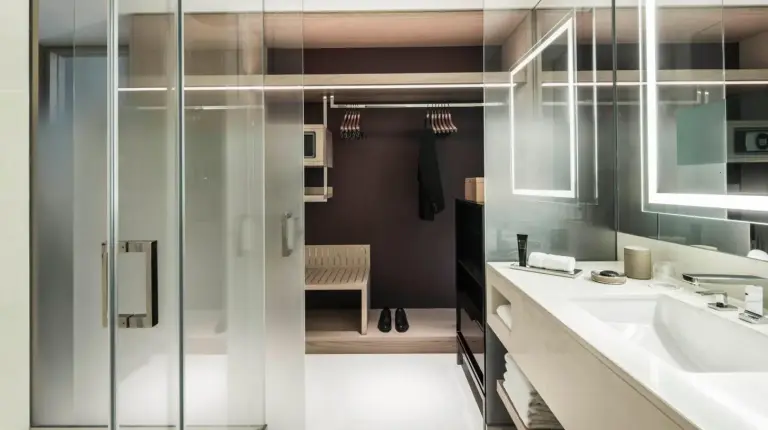 un baño con un lavabo y una ducha de cristal en Four Seasons Hotel Dubai International Financial Centre en Dubái
