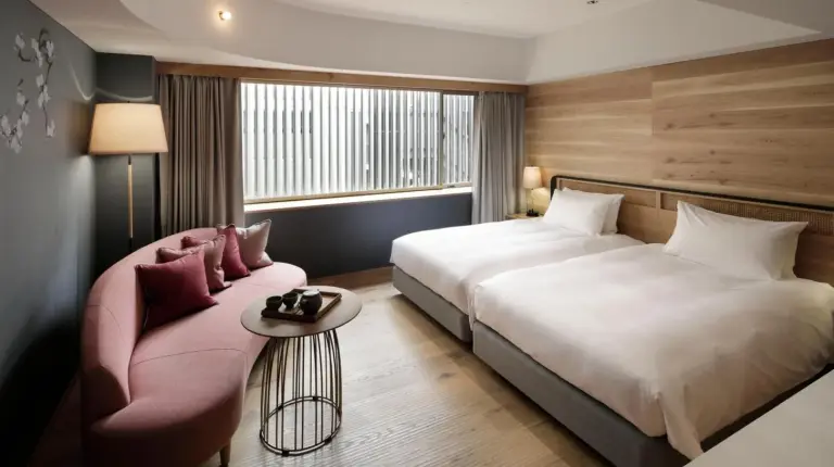 una habitación de hotel con una cama y una silla en GOOD NATURE HOTEL KYOTO en Kioto