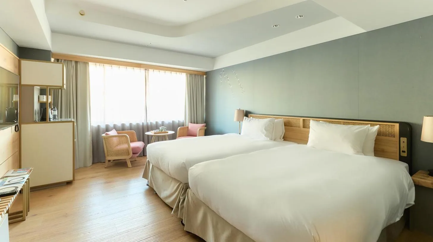 una bolsa de mano colgada en la pared en GOOD NATURE HOTEL KYOTO en Kioto