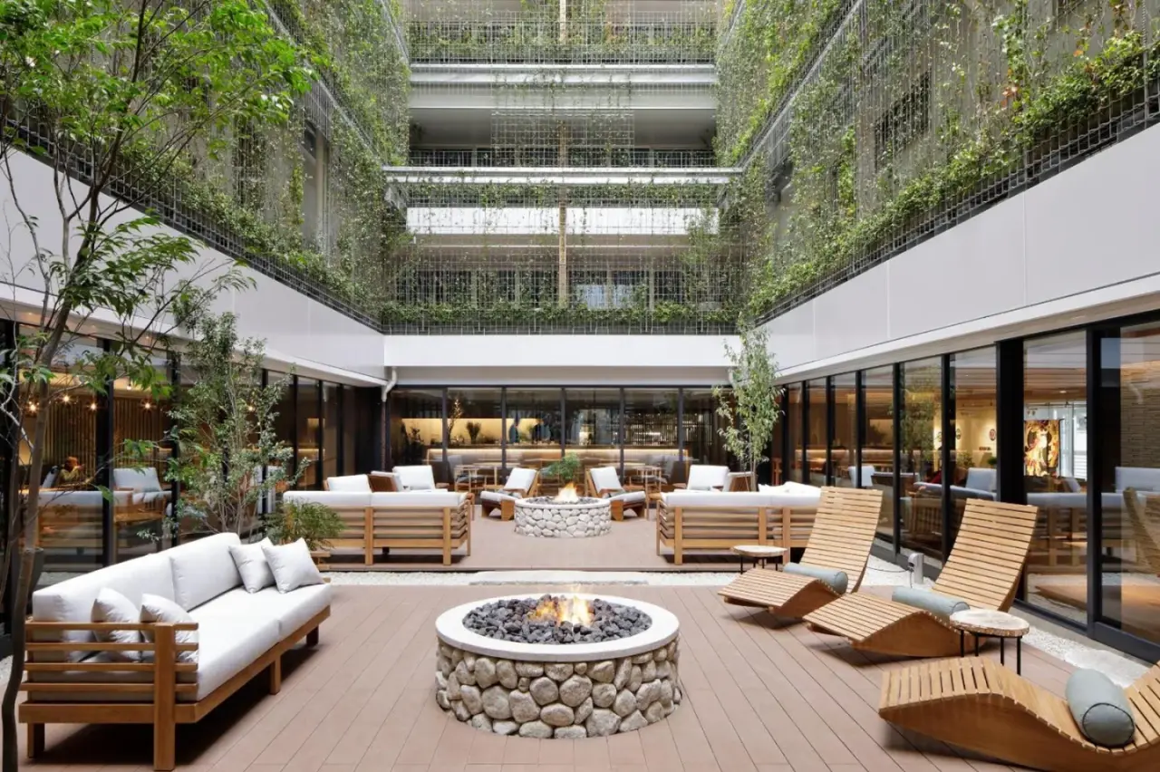 Zona de patio del Good Nature Hotel Kyoto con asientos cómodos