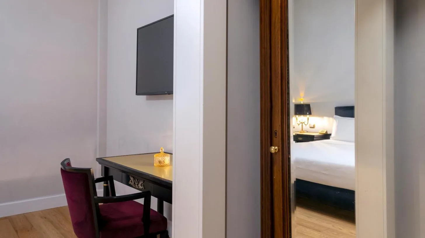 une chambre avec bureau et lit au Grand Hotel Et Des Palmes Ã  Palerme