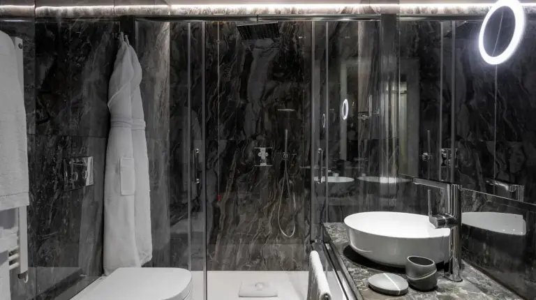 une salle de bain avec toilettes, lavabo et douche au Grand Hotel Et Des Palmes Ã  Palerme