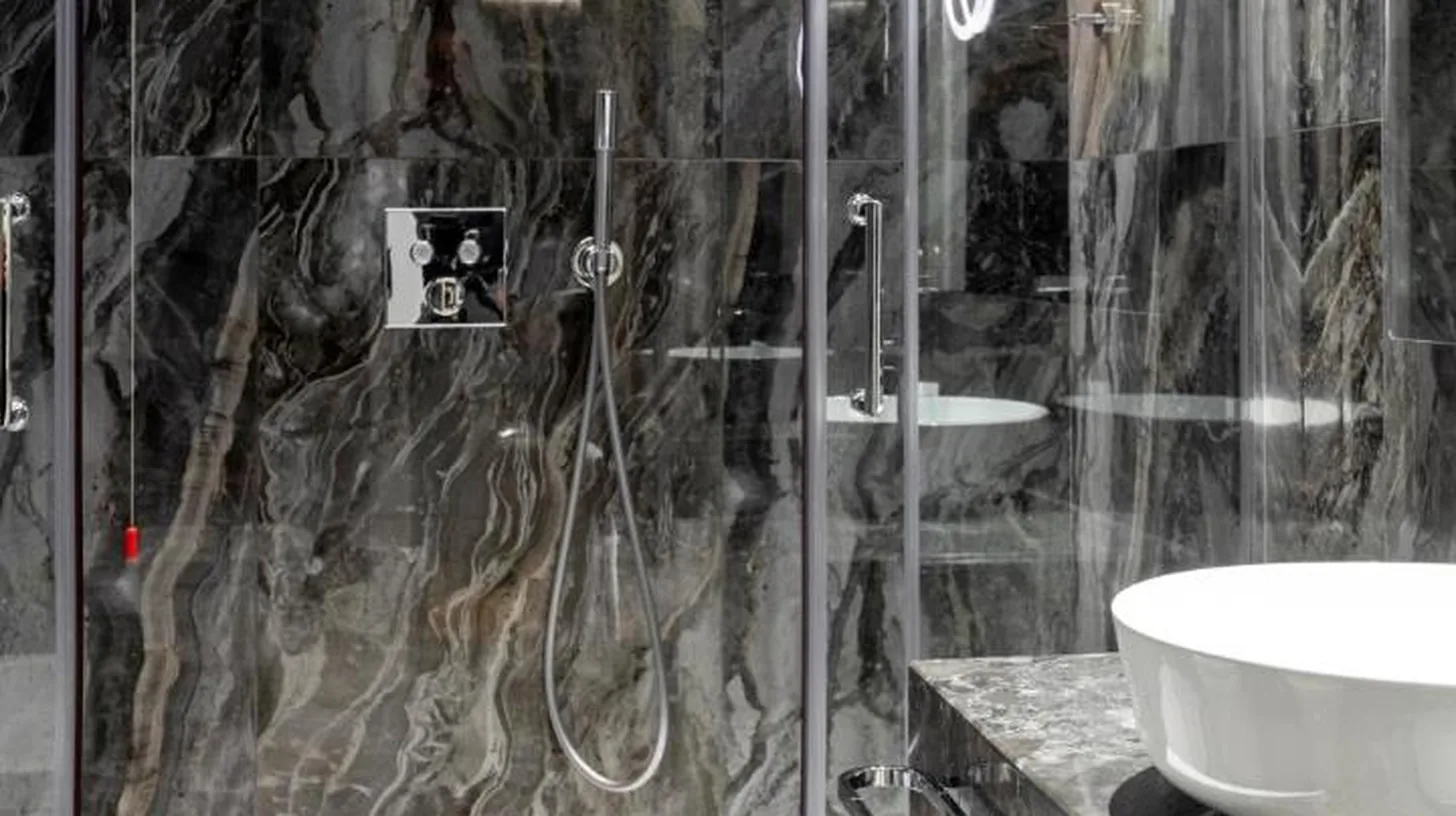 une salle de bain avec douche et lavabo au Grand Hotel Et Des Palmes Ã  Palerme