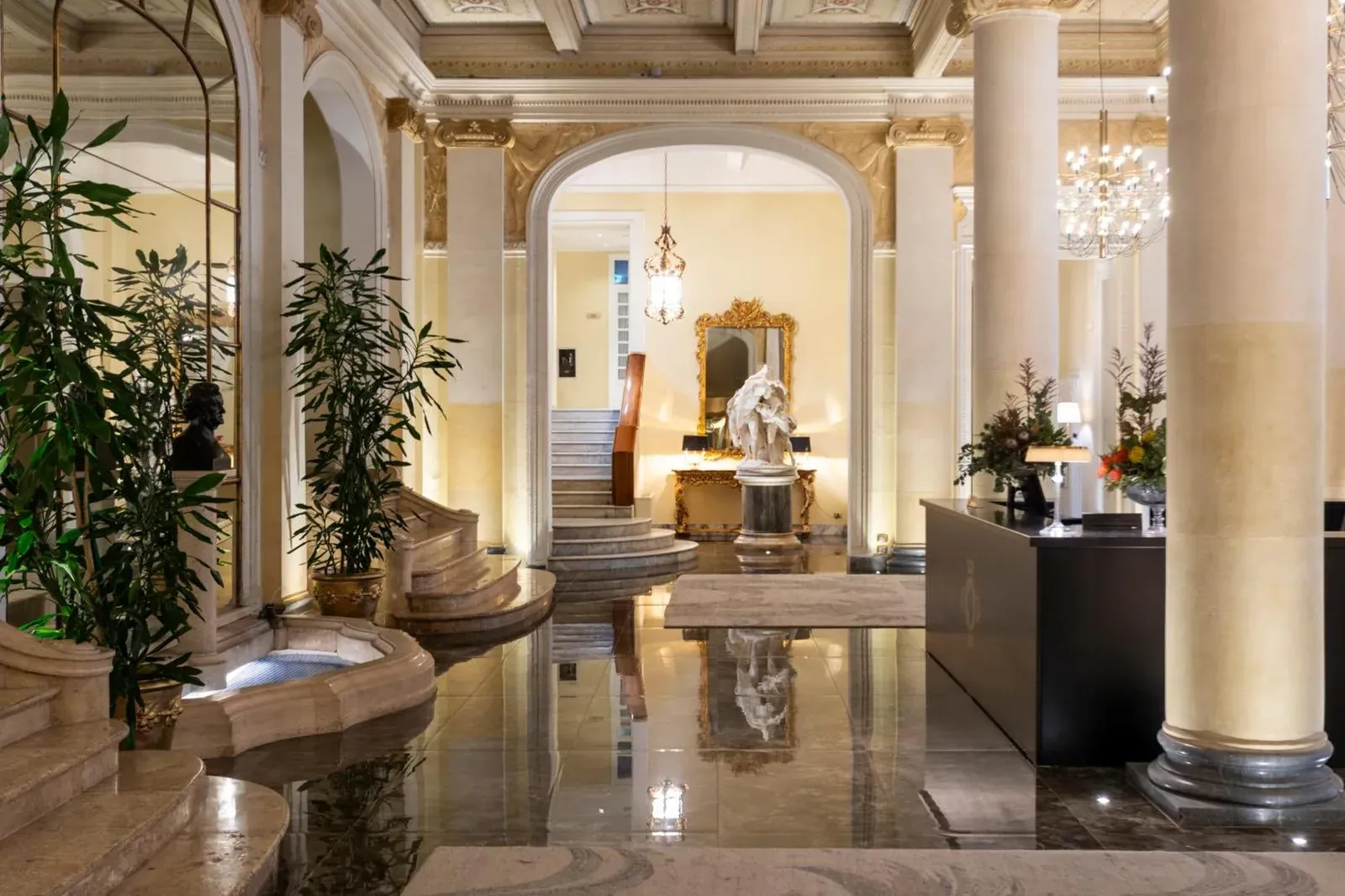 Hall Ã©lÃ©gant du Grand Hotel Et Des Palmes Ã  Palerme prÃ©sentant une dÃ©coration luxueuse