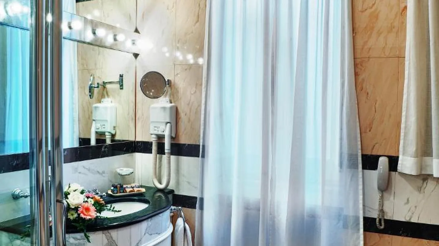 ein Badezimmer mit Dusche, Badewanne und Waschbecken im Grand Hotel Wagner in Palermo