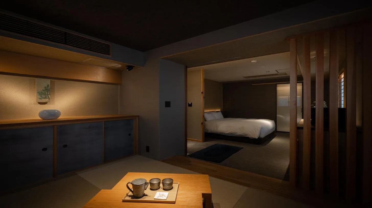 une chambre avec un lit et un lavabo dans une pièce à Higashiyama Shikikaboku à Kyoto