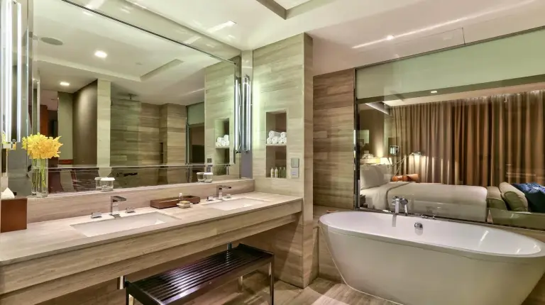 ein Wohnzimmer mit einer Couch und einem Essbereich im Hilton Sukhumvit Bangkok in Bangkok