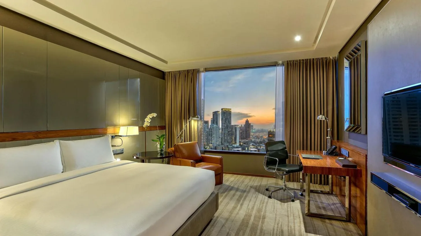 eine Wendeltreppe mit einer Person in der Mitte im Hilton Sukhumvit Bangkok in Bangkok