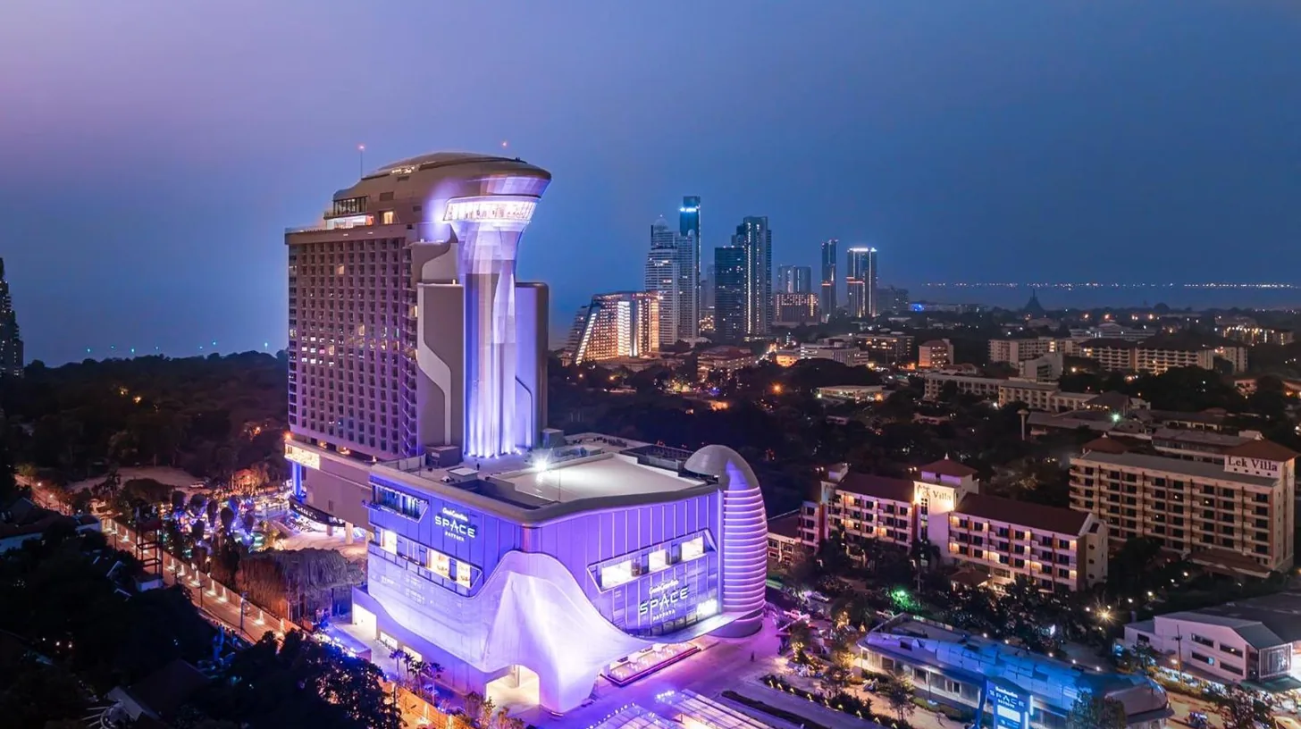 une ville illuminée la nuit avec un bâtiment du Grande Centre Point Space Pattaya à Pattaya Nord