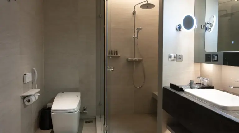 une salle de bain avec une douche, des toilettes et un lavabo au Grande Centre Point Space Pattaya à Pattaya Nord