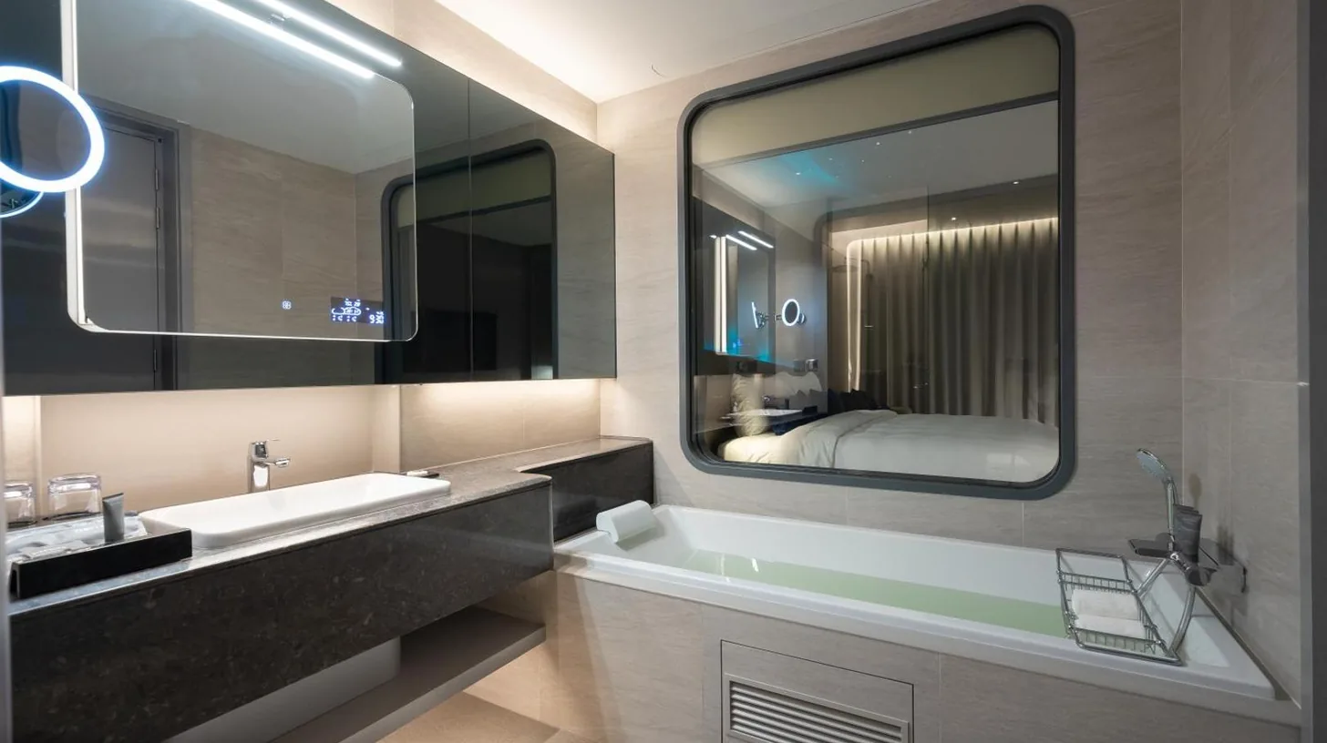 une salle de bain avec un lavabo et une douche au Grande Centre Point Space Pattaya à Pattaya Nord
