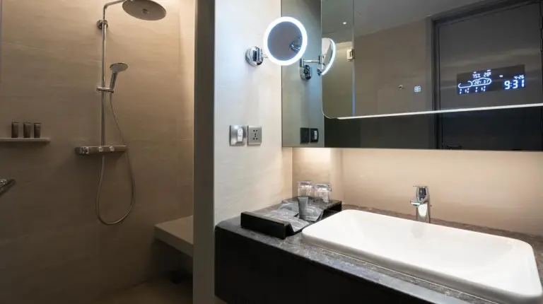 une chambre d'hôtel avec un grand lit et une grande fenêtre au Grande Centre Point Space Pattaya à Pattaya Nord