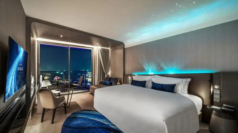 une salle de bain avec un lavabo, une douche et des toilettes au Grande Centre Point Space Pattaya à Pattaya Nord