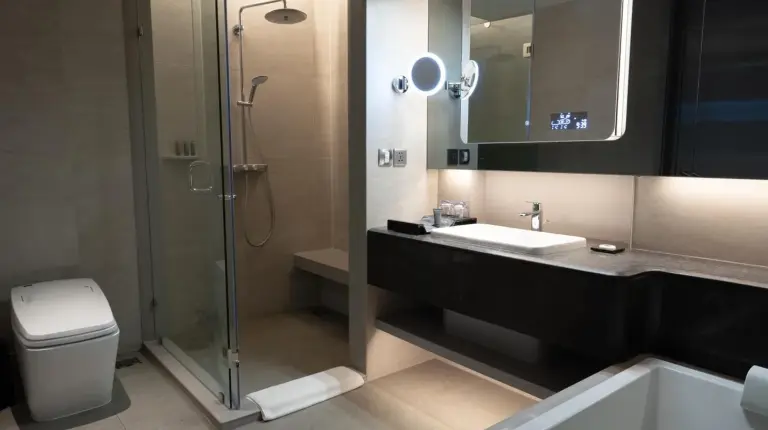 un salon avec un canapé et un tapis bleu au Grande Centre Point Space Pattaya à Pattaya Nord