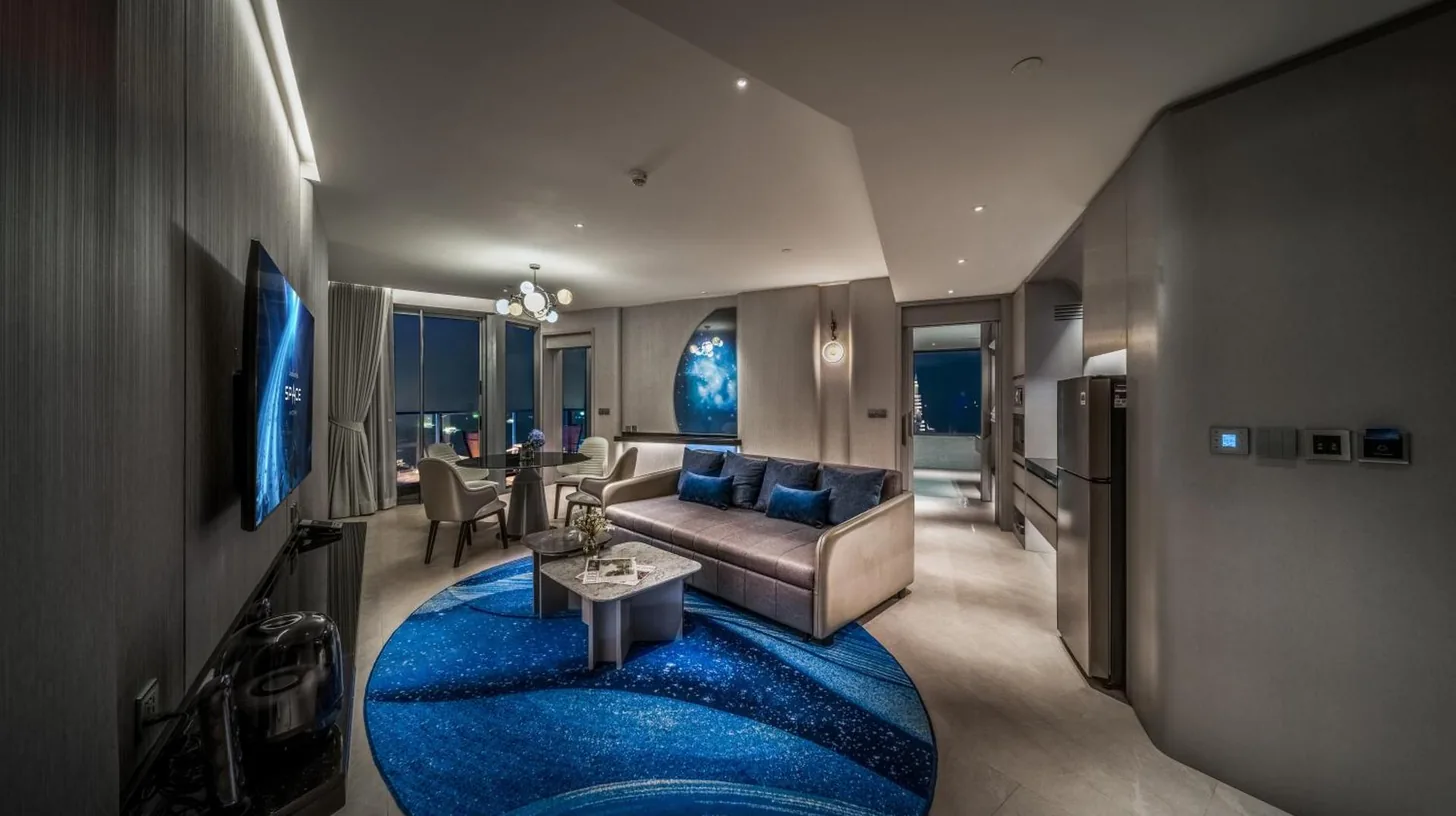 une chambre avec un grand lit et une grande fenêtre au Grande Centre Point Space Pattaya à Pattaya Nord