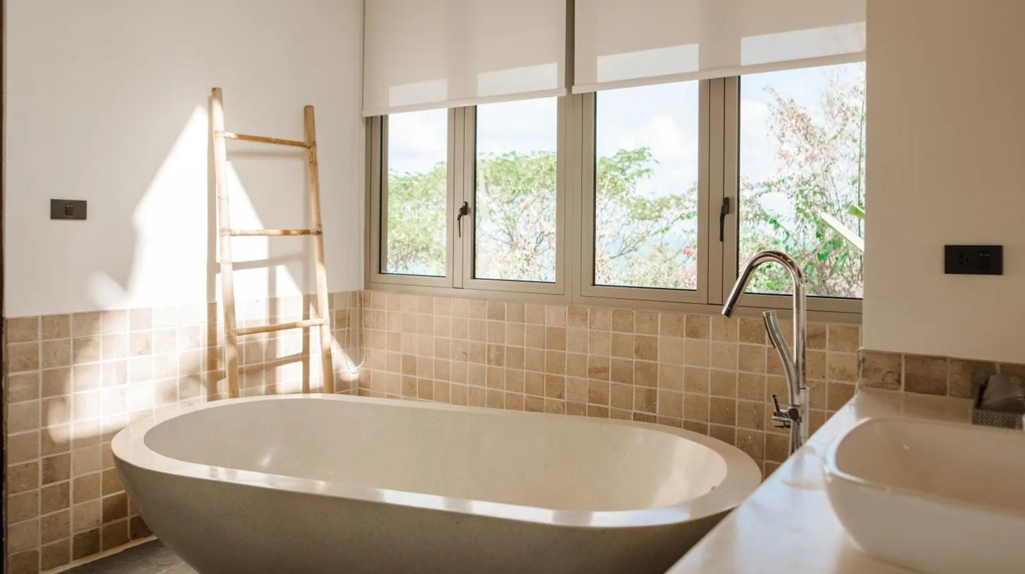 ein Badezimmer mit einer groÃen Badewanne und zwei Waschbecken bei naked Home Baan Jakawan Koh Samui in Chaweng