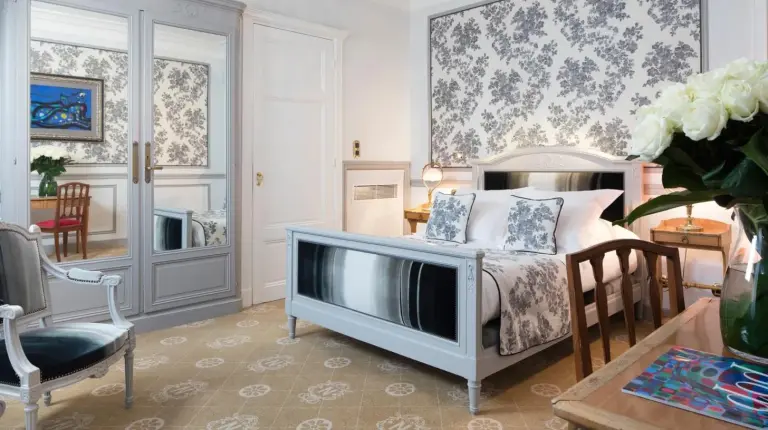 ein Schlafzimmer mit einem Bett und einem Fenster im Hotel Le Negresco in Nizza