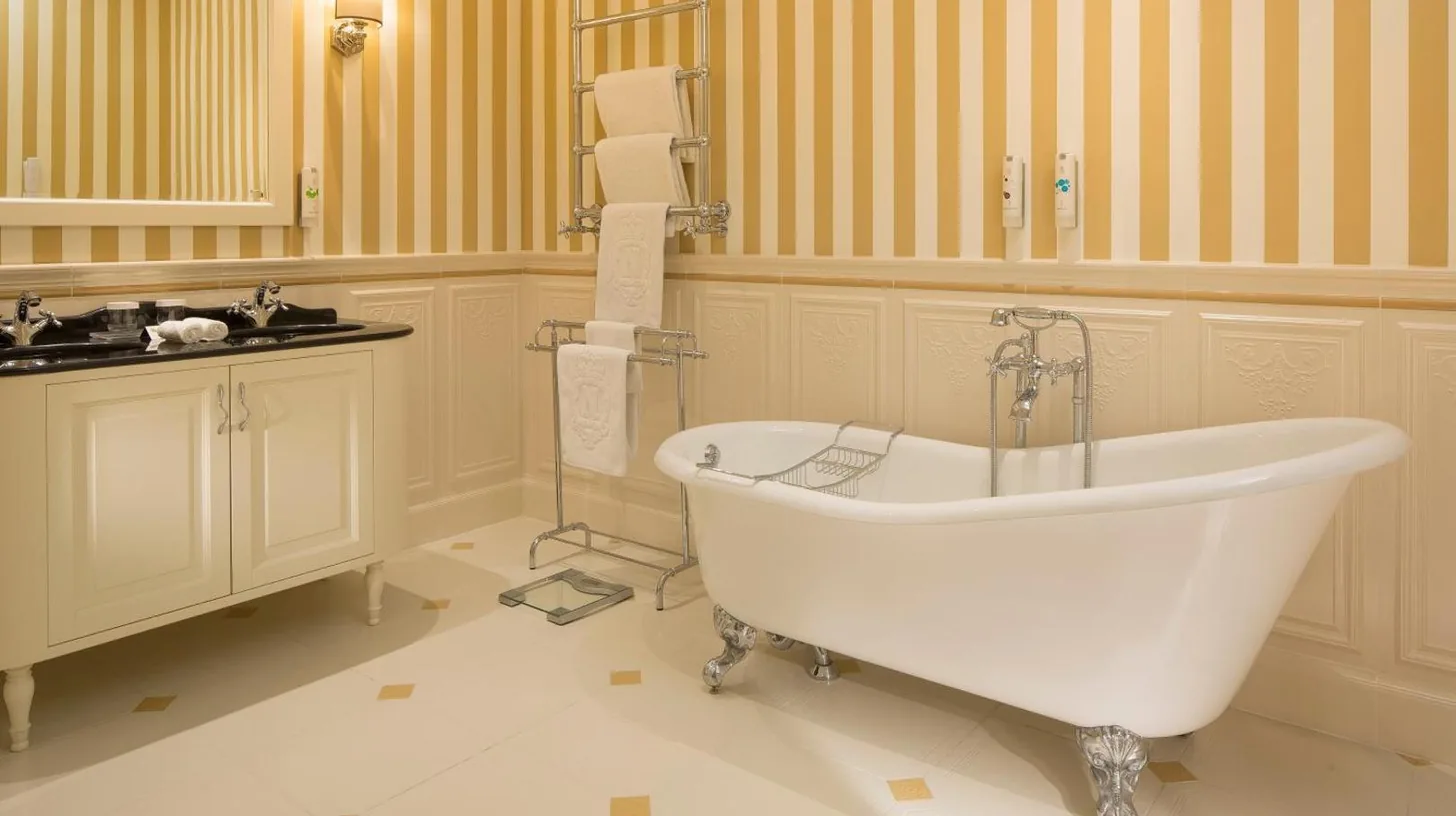 ein Schlafzimmer mit einem groÃen Bett und pinken WÃ¤nden im Hotel Le Negresco in Nizza