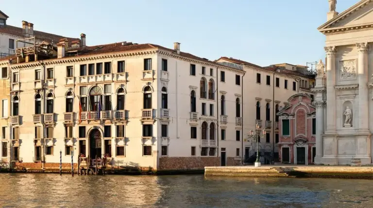un conjunto de edificios junto a un rÃ­o en Hotel Palazzo Giovanelli e Gran Canal en Venice