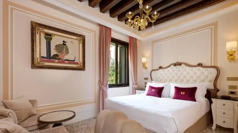 un dormitorio con una cama blanca con almohadas moradas en Hotel Palazzo Giovanelli e Gran Canal en Venice