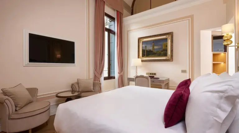 un baÃ±o con una ducha, un inodoro y un lavabo en Hotel Palazzo Giovanelli e Gran Canal en Venice