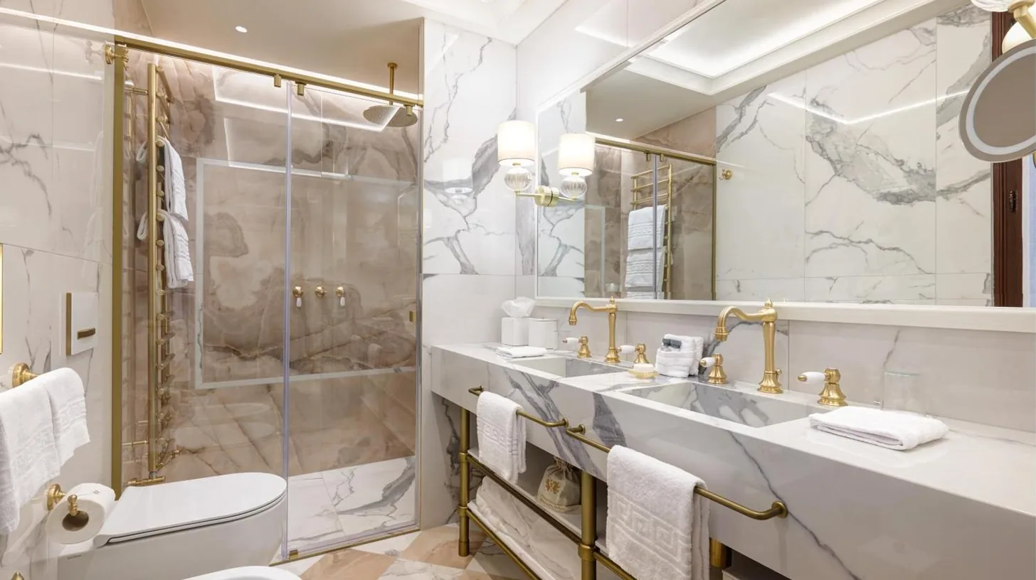 un dormitorio con una cama, una silla y un televisor en Hotel Palazzo Giovanelli e Gran Canal en Venice