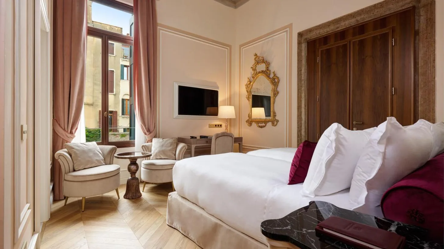 un rÃ­o con edificios y un barco en el agua en Hotel Palazzo Giovanelli e Gran Canal en Venice