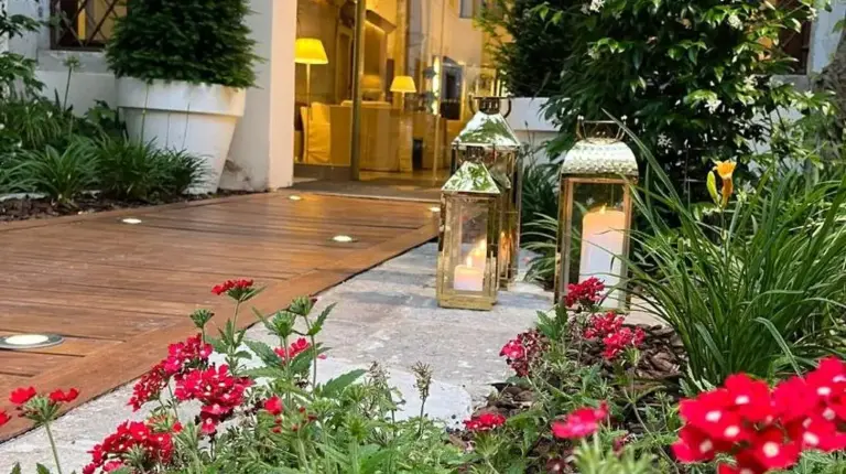 un dormitorio con una cama blanca y una araÃ±a en Hotel Palazzo Giovanelli e Gran Canal en Venice