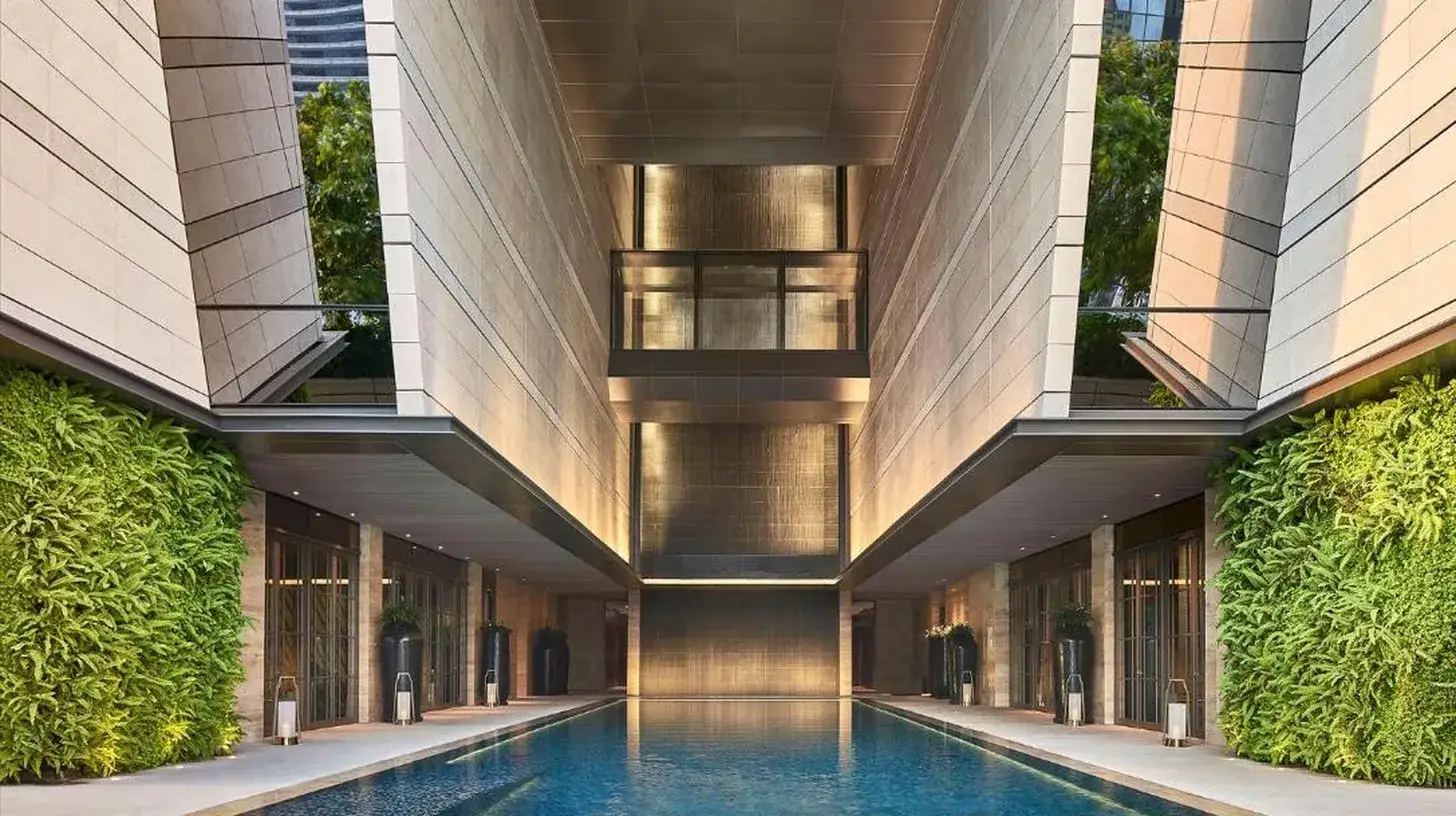 una piscina en medio de un edificio en Rosewood Bangkok en Bangkok