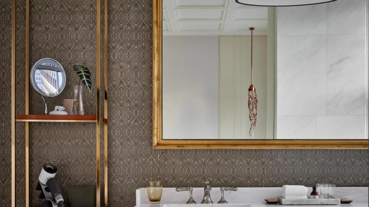 un baño con un lavabo y un espejo en Rosewood Bangkok en Bangkok