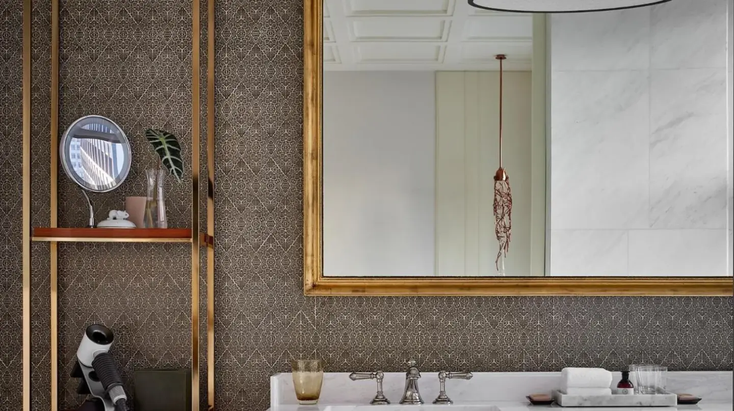 una habitación de hotel con una cama, una mesa y sillas en Rosewood Bangkok en Bangkok