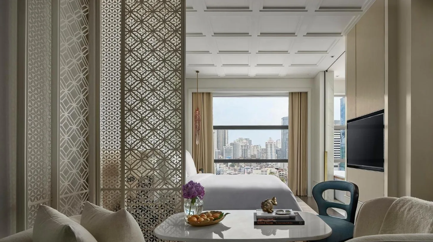 un baño con una bañera y un lavabo en Rosewood Bangkok en Bangkok
