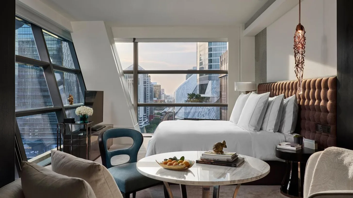 un comedor con una mesa y sillas azules en Rosewood Bangkok en Bangkok